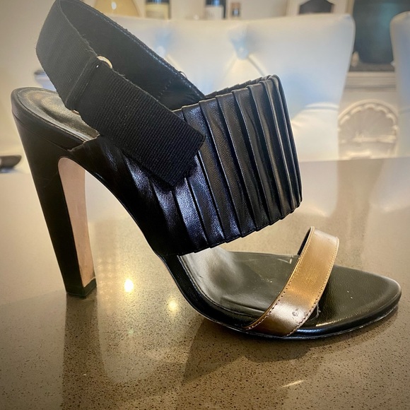CLUB MONACO ⭐️6 1/2 Cool Looking Heels ! Black pleated Leather with Gold band.♥️ - Picture 3 of 11